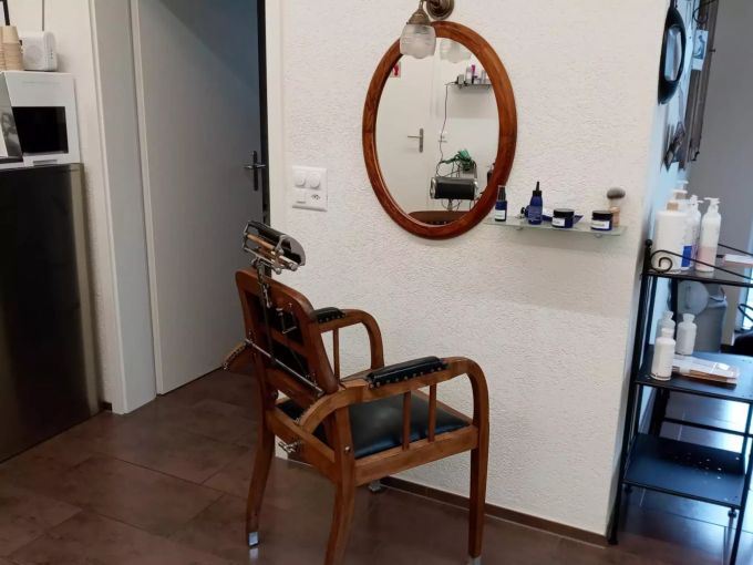 Auf dem alten Coiffeur Stuhl schminkt Alexandra ihre Kundinnen. Lockenroll