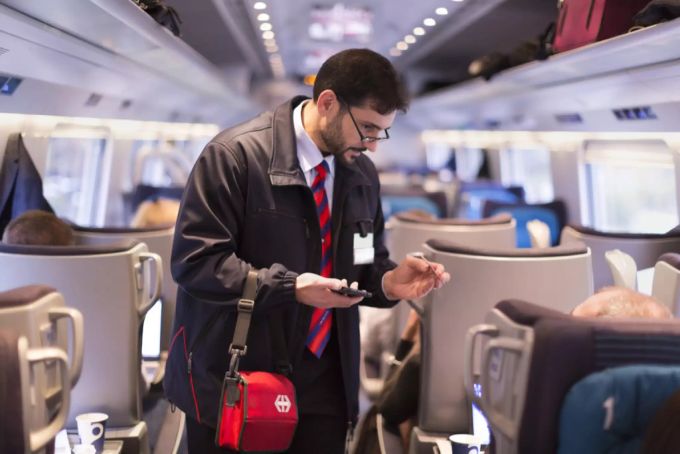 Zugchef Salvatore Grado kontrolliert den Swiss Pass eines Zugreisenden in einem Eurocity-Zug der SBB unterwegs von Zürich nach Mailand, aufgenommen am 3. Oktober 2015. Zugbegleiter Kontrolleur SBB