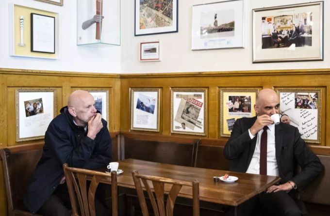 Daniel Koch (BAG, links) und Bundesrat Alain Berset trinken einen Kaffe in einem Restaurant. Coronavirus
