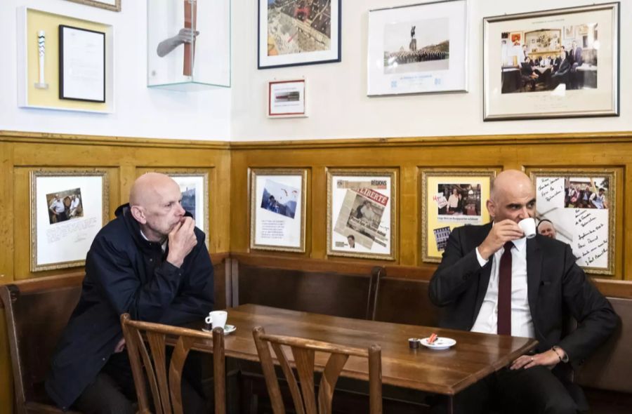 Daniel Koch (BAG, links) und Bundesrat Alain Berset trinken einen Kaffe in einem Restaurant.