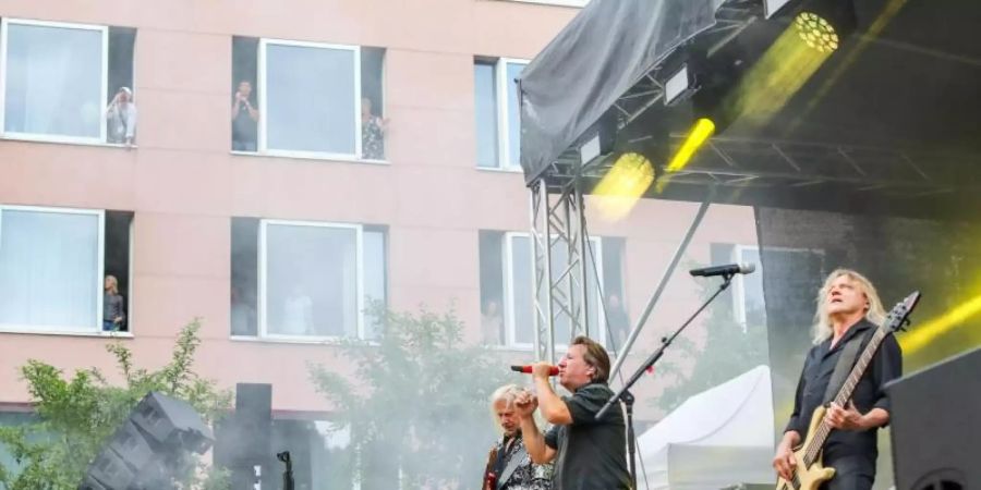 Die Fans am Fenster und die Band im Garten: Karat rocken in Chemnitz. Foto: Jan Woitas/dpa-Zentralbild/dpa