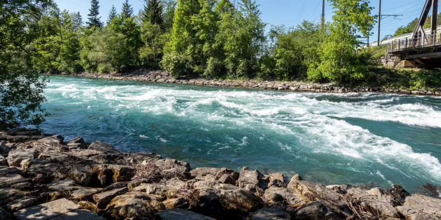 Uttigen Schwelle in der Aare bei Uttigen.