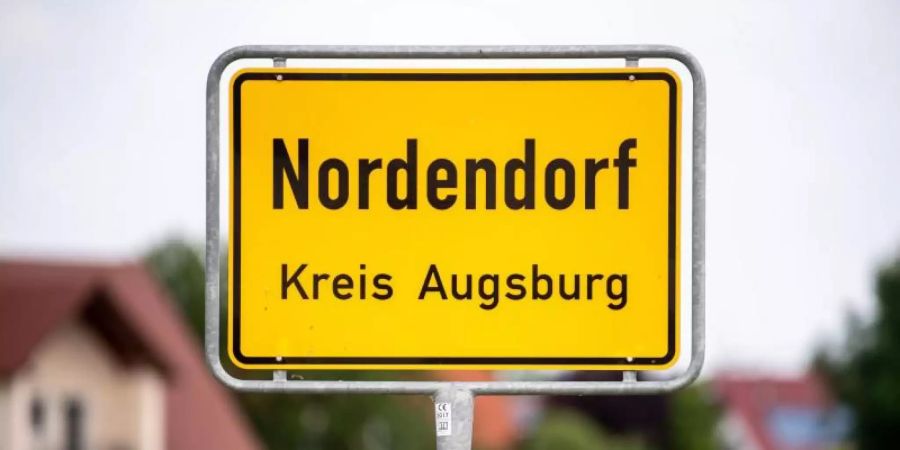 Eltern haben in einem Haus in Nordendorf ihren 16-jährigen Sohn und dessen 15-jährigen Freund tot aufgefunden. Foto: Matthias Balk/dpa