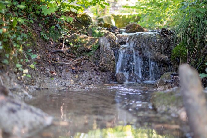 Ein kleiner Wasserfall in Dürrenäsch.