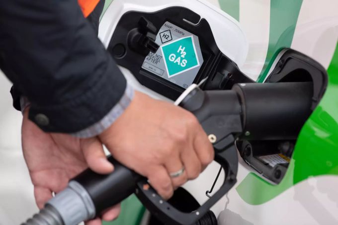 Ein Mann steckt anlässlich eines Pressetermins ein Zapf-Ventil von einer Wasserstoff-Tankstelle in den Tankstutzen eines Wasserstoffautos. Klimafreundlicher Wasserstoff soll mit Hilfe von EU-Geldern bis 2030 wettbewerbsfähig werden und die Energiewende in Europa voranbringen. (zu dpa "«Rockstar» sauberer Energie: EU setzt auf grünen Wasserstoff") EU setzt auf Wasserstoff