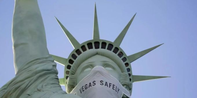 Eine Maske ziert eine nachgebildete Freiheitsstatue in Las Vegas. las vegas