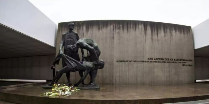 Das Denkmal erinnert «den Opfern des KZ Sachsenhausen» in der Gedenkstätte Sachsenhausen bei Oranienburg. Foto: Paul Zinken/dpa/ZB Das Denkmal erinnert «den Opfern des KZ Sachsenhausen» in der Gedenkstätte Sachsenhausen bei Oranienburg. Foto: Paul Zinken/dpa/ZB