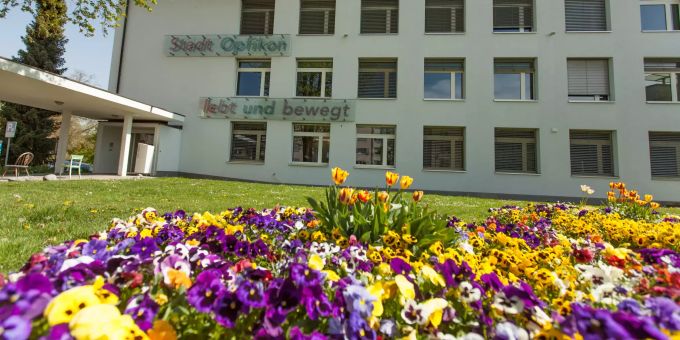 Stadtverwaltung Opfikon im Frühling - Opfikon Stadtverwaltung Opfikon im Frühling - Opfikon