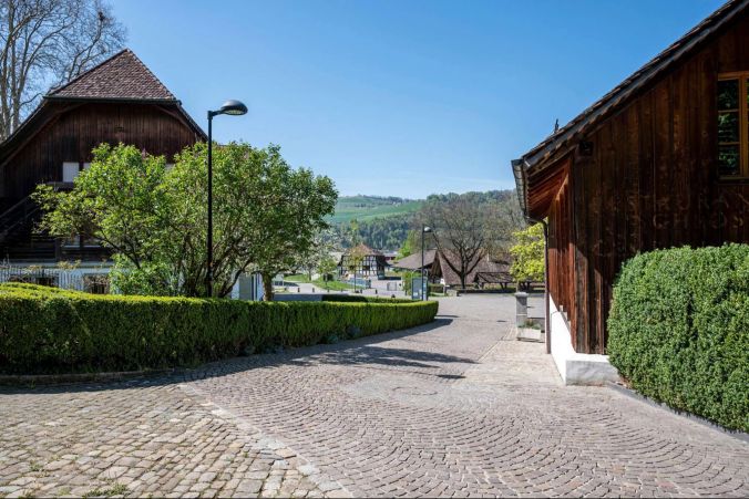 Menschenleere Wege im Schlossgut um 12:20 Uhr.