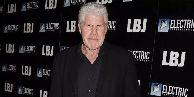 Ron Perlman auf dem roten Teppich. ron perlman