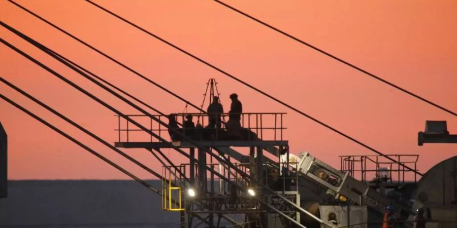 Das Bündnis «Einsatz Kohlestopp» hat Bagger im Tagebau Garzweiler besetzt. Foto: David Young/dpa