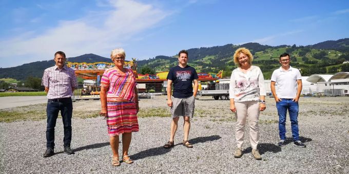 Froh auch in Zeiten von Corona eine Lösung für die Marktfahrer gefunden zu haben (v.l.n.r.): Hans Städler, Präsidentin Marktkommission Altstätten, Hiltrud Frei, Präsident Marktverband, Sektion Ostschweiz, Ralph Schmid und Daniela Röthlisberger – Ridolfi, Marktchefs Sommernachtsmarkt sowie Simon Büchel, Verwaltung & Betrieb Allmend Rheintal.
