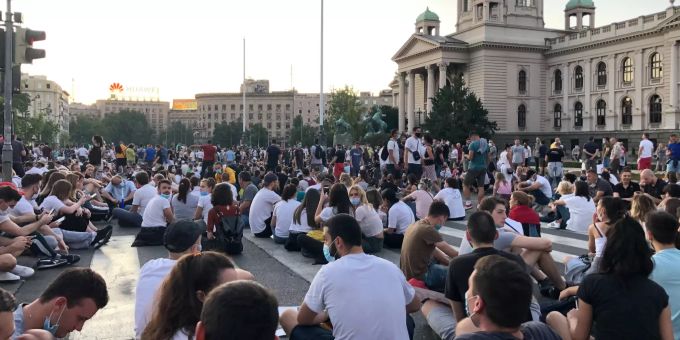 Nach zwei Nächten der Gewalt haben Demonstranten gegen die Corona-Restriktionen von Präsident Vucic eine friedliche Sitzdemonstration abgehalten. Coronavirus Proteste in Serbien