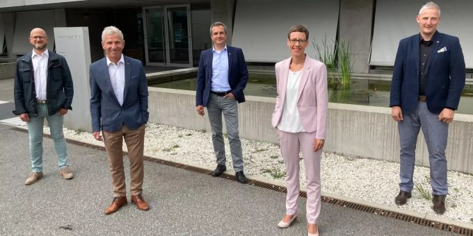 Der neu gewählte Ebikoner Gemeinderat: Andreas Michel (parteilos, Ressort Bildung), Mark Pfyffer (FDP, Ressort Gesellschaft & Soziales), Daniel Gasser (CVP, Parteipräsident), Susanne Troesch-Portmann (CVP, Ressort Finanzen) und Hans Peter Bienz (parteilos, Ressort Planung & Bau) (v.l.n.r). Gemeinderat Mark Pfyffer
