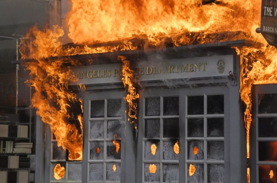 Ein Kiosk vor dem Polizeidepartement von Los Angeles steht am 30. Mai in Flammen.