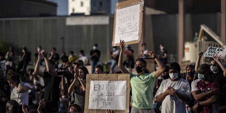 In Frankreich sind am Dienstag zahlreiche Menschen auf die Strasse gegangen, um gegen Polizeiwillkür zu demonstrieren.