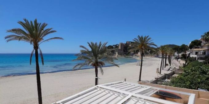 Der menschenleere Strand von Paguera auf der spanischen Insel Mallorca. Die Hoffnung auf Grenzöffnungen für den Sommerurlaub wächst von Tag zu Tag. Foto: Clara Margais/dpa Der menschenleere Strand von Paguera auf der spanischen Insel Mallorca. Die Hoffnung auf Grenzöffnungen für den Sommerurlaub wächst von Tag zu Tag. Foto: Clara Margais/dpa