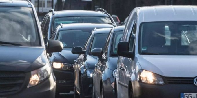 Dass die Zahl der mit dem Auto zurückgelegten Kilometer sinkt, hängt unter anderem mit der bundesweit gestiegenen Home-Office-Arbeit zusammen. Foto: Boris Roessler/dpa Dass die Zahl der mit dem Auto zurückgelegten Kilometer sinkt, hängt unter anderem mit der bundesweit gestiegenen Home-Office-Arbeit zusammen. Foto: Boris Roessler/dpa