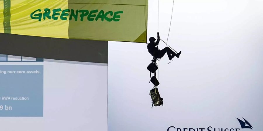 Die Grossbanken UBS und CS werden weiterhin von Greenpeace für ihre Klimapolitik kritisiert - im Bild eine Aktion an der CS-Generalversammlung von 2018. (Archivbild)