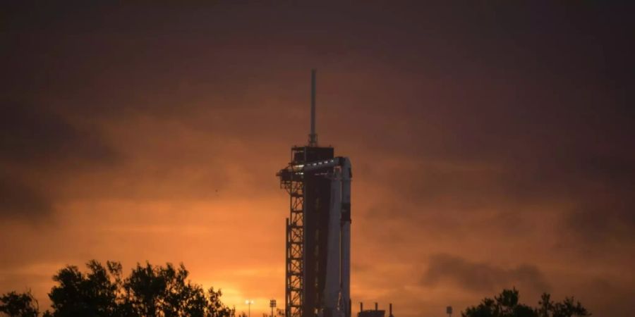 Die SpaceX Falcon-9-Rakete auf der Startrampe.