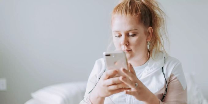 Jugendliche verbringen oft zu viel Zeit am Bildschirm. Frau am Handy