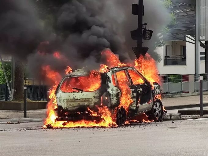 Nach den gewaltsamen Vorgängen wie in Dijon (Bild) will die Polizei nun härter gegen Gewalt vorgehen. dijon