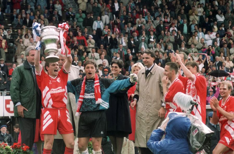 Captain Alain Geiger und Goalie Stephan Lehmann jubeln nach dem Cupsieg. Rechts Bundesrätin Ruth Dreifuss und Christian Constantin, Präsident des FC Sion.