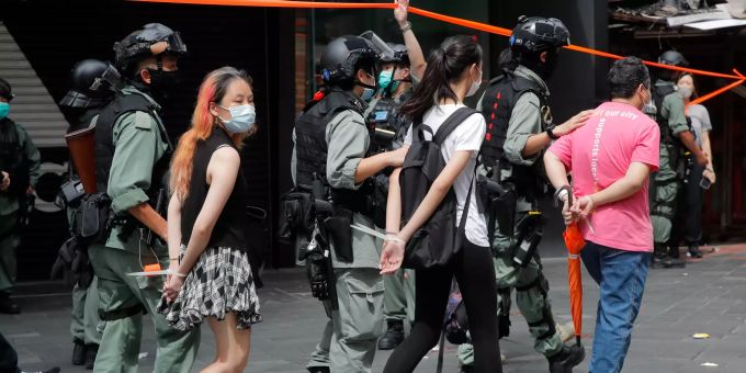 Seit einem Jahr kommt es in Hongkong wiederholt zu Demonstrationen, bei denen gegen den Einfluss Pekings oder gegen Polizeibrutalität protestiert wird. Proteste in Hongkong