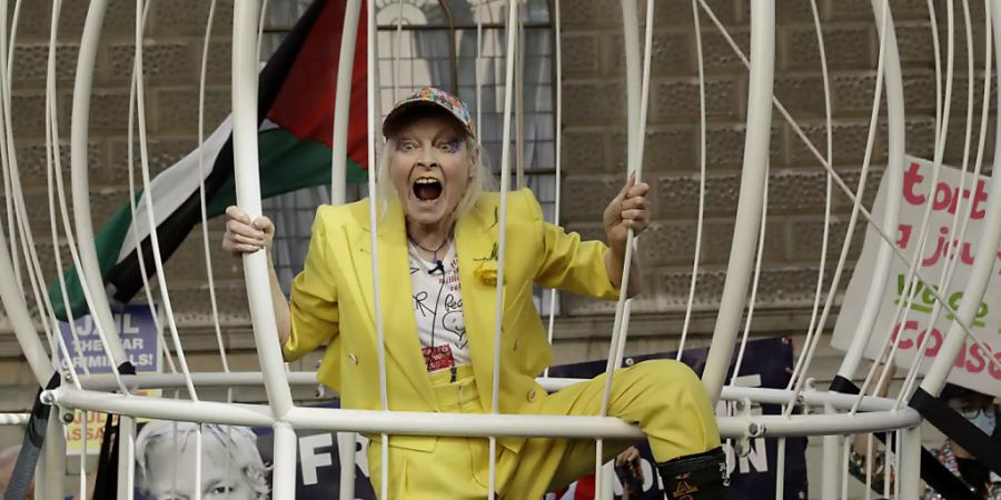 dpatopbilder - Die Modedesignerin Dame Vivienne Westwood hängt in einem drei Meter hohen Vogelkäfig vor dem Strafgerichtshof Old Bailey, um gegen die Auslieferung von Wikileaks-Gründer Assange an die USA zu protestieren. Foto: Matt Dunham/AP/dpa