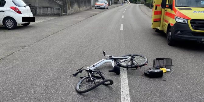 E-Bike-Lenkerin kollidiert mit Personenwagen