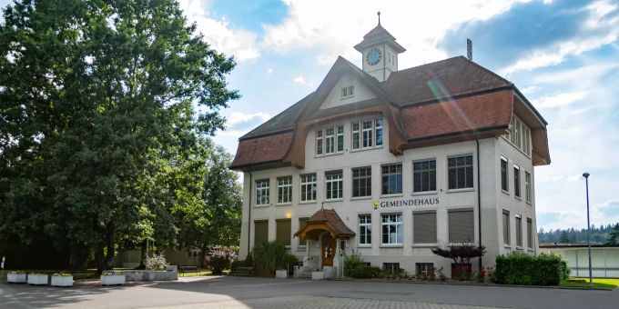 Das Gemeindehaus in Unterentfelden. Das Gemeindehaus in Unterentfelden.
