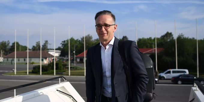 Der deutsche Aussenminister Heiko Maas (SPD) geht an Bord einer Maschine der Flugbereitschaft der Bundeswehr. Er begrüsst eine Verlängerung des EU-Gipfels. Aussenminister Heiko Maas