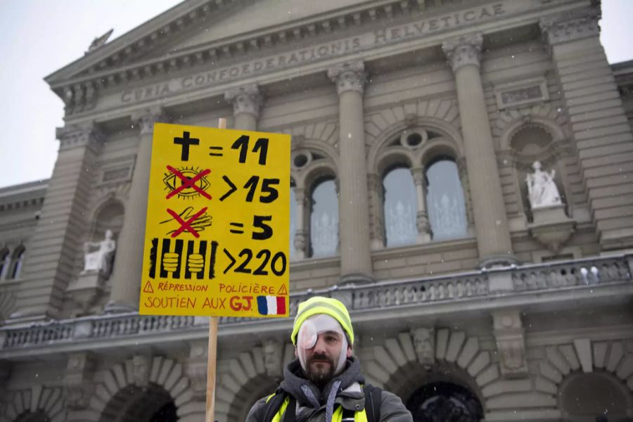 Im Januar 2019 war de Siebenthal Mitorganisator einer Solidaritäts-Demo für die «Gilets Jaunes». Der Protest richtete sich gegen alles Mögliche. Was dieser Demonstrant genau sagen will, bleibt wohl sein Geheimnis.