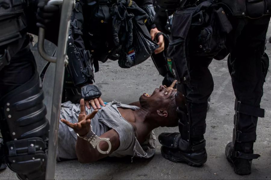 Santiago Mesa aus Kolumbien fotografierte dieser polizeilicher Übergriff, und gewann damit die Nominierung für die Kategorie «Street Photography».