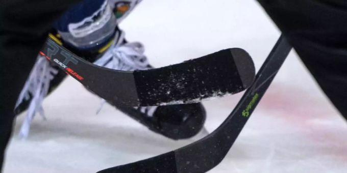 Das Virtual-Reality-Training ermöglicht den Spielern, gewissermassen durch das «Auge des Pucks» zu sehen. (Zwei Eishockey-Spieler kämpfen um den Puck, Symbolbild) Eishockey