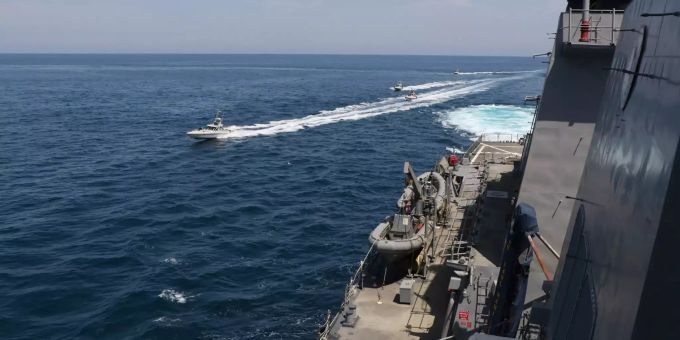 Persischer Golf: Boote der Iranischen Revolutionsgarden näherten sich provozierend amerikanischen Kriegsschiffen. persischer golf