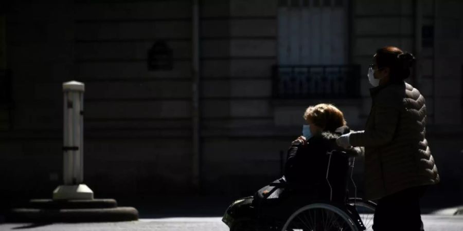 Frauen unterwegs in Paris