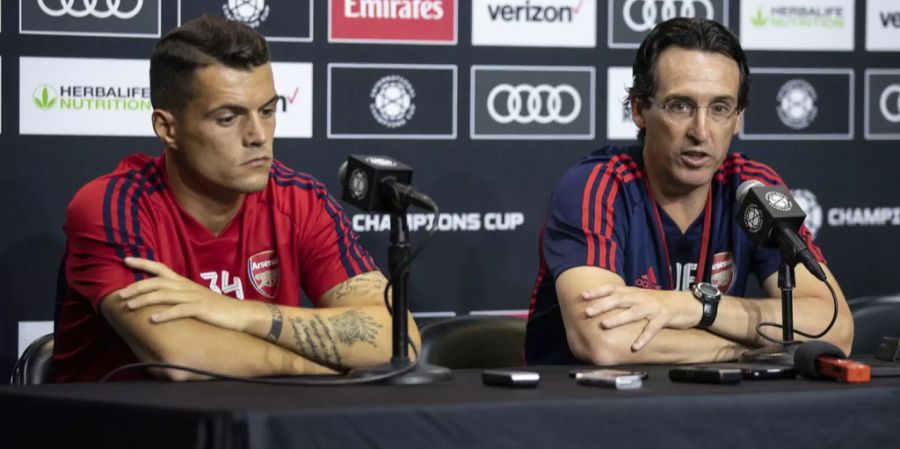 Unai Emery (r.) während einer Pressekonferenz mit Granit Xhaka