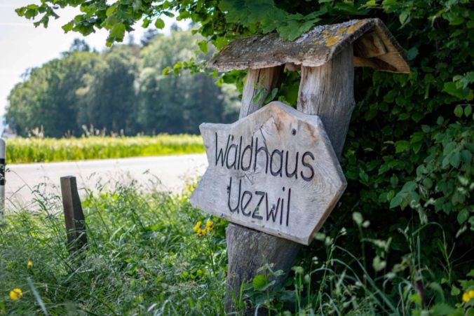 Richtungsanzeiger zum Waldhaus Uezwil.
