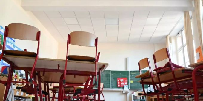 Ein leerer Klassenraum in einer Grundschule. Klassenraum