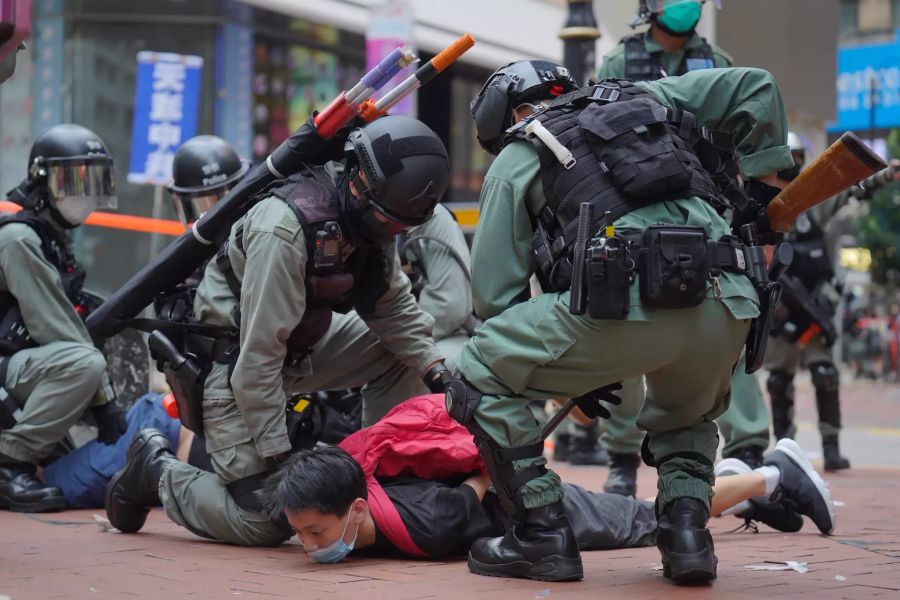 Polizisten verhaften einen pro-demokratischen Demonstranten im Mai 2020 in Hongkong.