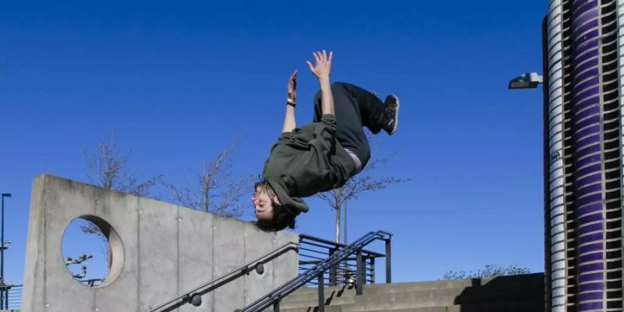 Seit den Ausgangsbeschränkungen bietet sich den Parkourläufern mehr Platz in ihrer Stadt, auch wenn sie nicht mehr zusammen trainieren dürfen. Foto: Frank Molter/dpa