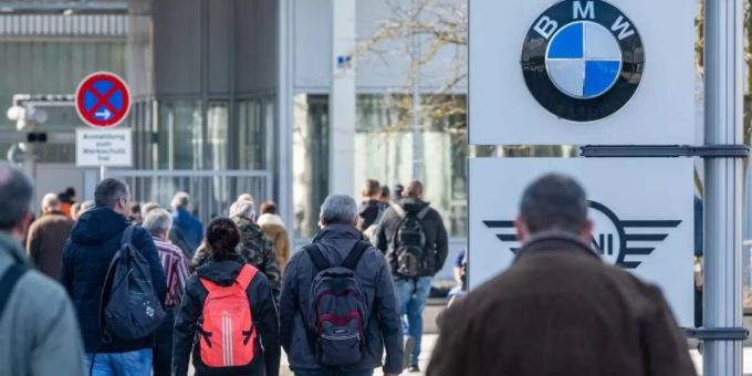 München - BMW fährt Werke in Europa und den USA wieder an