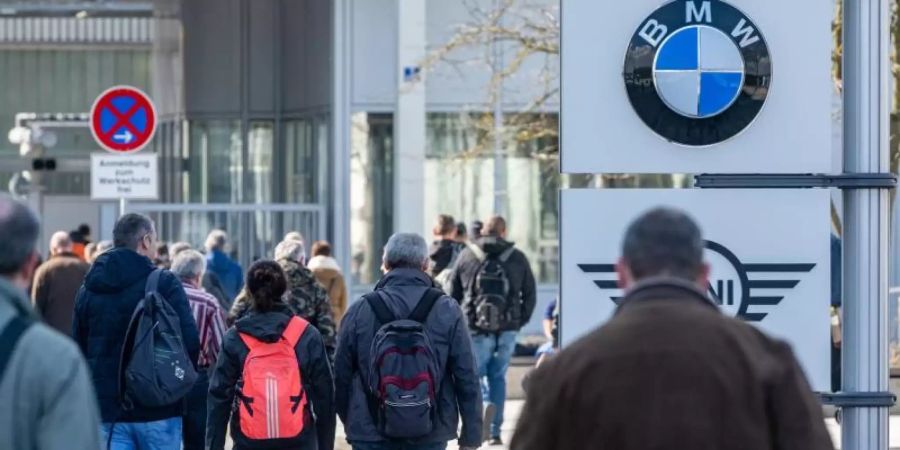 Das Archivfoto zeigt den Schichtwechsel im BMW-Werk im bayerischen Dingolfing. Foto: Armin Weigel/dpa