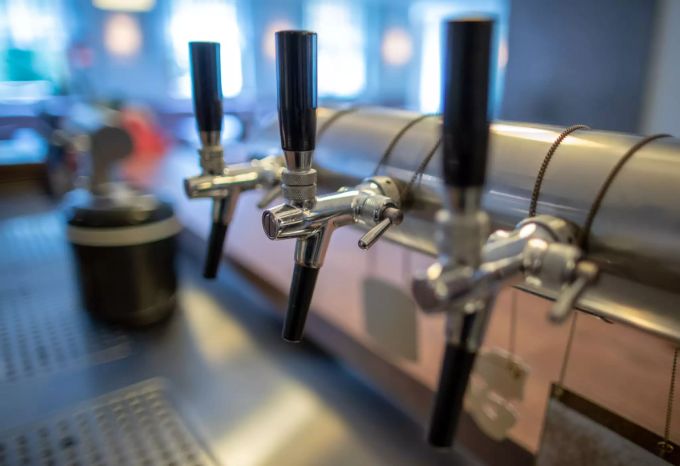 Die Zapfhähne für Bier im Restaurant des mittlerweile geschlossenen Hotel "Kaliber" auf der Ostseeinsel Usedomin Deutschland. bier