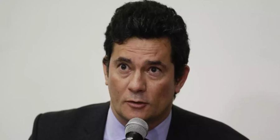 Sergio Moro, Justizminister von Brasilien, kündigt auf einer Pressekonferenz seinen Rücktritt an. Moro gab dies bekannt, nachdem der brasilianische Präsident Bolsonaro einen neuen Chef der Bundespolizei des Landes ernannt hatte. Foto: Eraldo Peres/AP/dpa