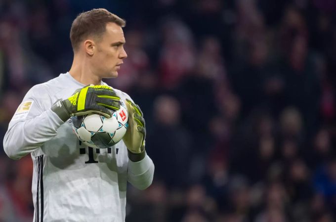 Goalie Manuel Neuer von Bayern München steht bei einem Bundesligaspiel auf dem Platz. Bayern München - Manuel Neuer