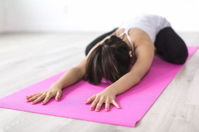Yoga unterstützt das Wohlbefinden. Frau macht Yoga