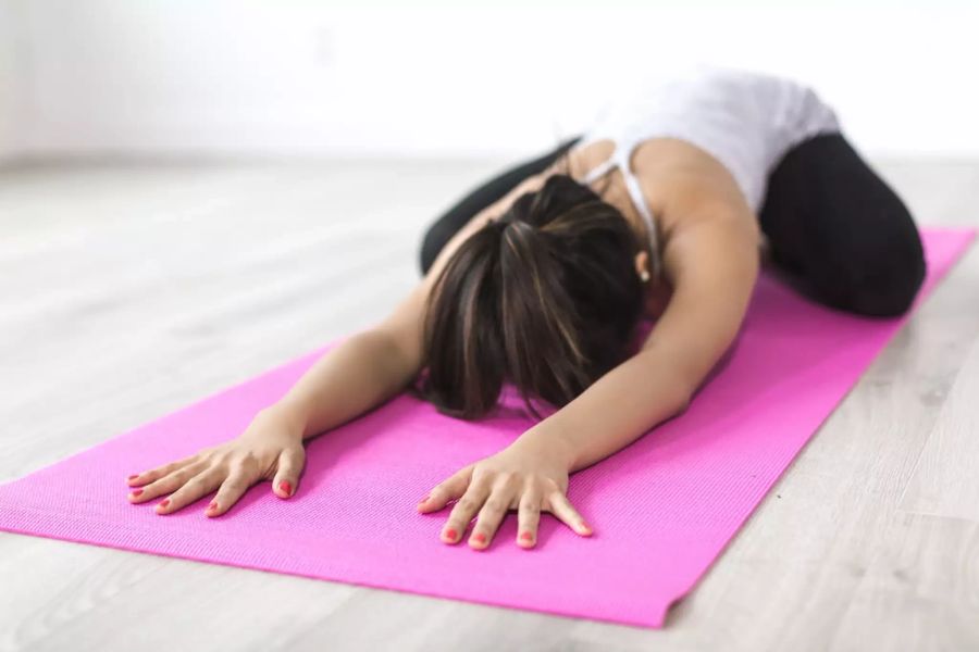 Frau macht Yoga