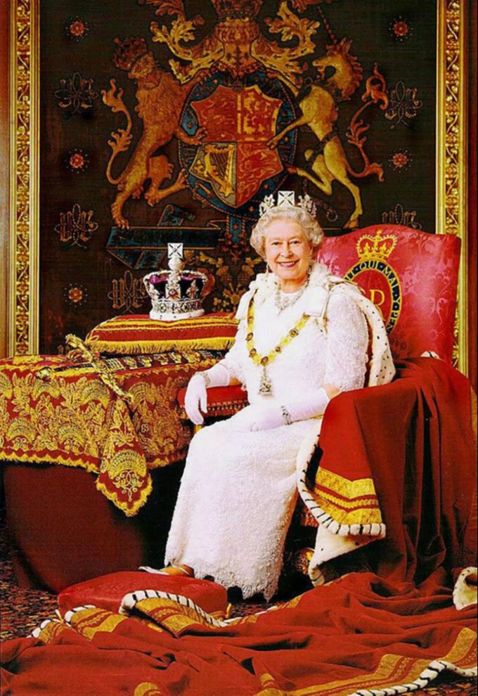 Auf diesem Stuhl sitzt sonst eigentlich nur Queen Elizabeth II., die Mutter von Prinz Andrew. Queen Elizabeth Prinz Andrew